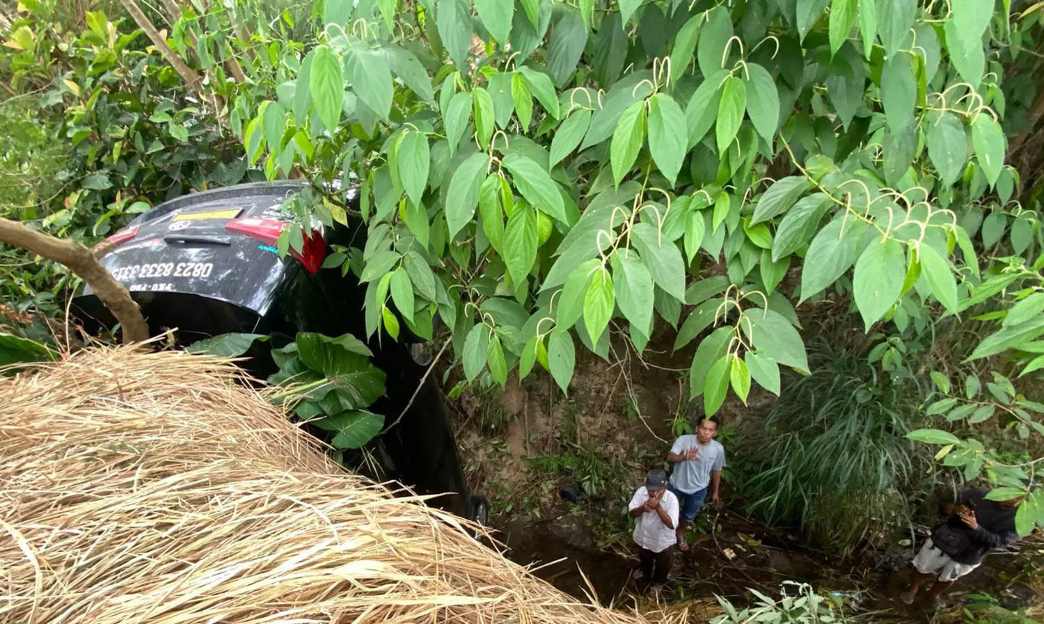 Mobil travel Padang-Pekanbaru masuk ke sungai di Jorong Koto Tangah, Nagari Koto Tangah Batu Hampa, Kecamatan Akabiluru, Kabupaten Limapuluh Kota, Sumatera Barat, Ahad (1/2/2026).