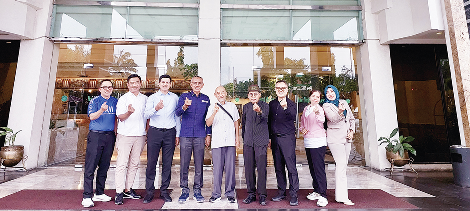 Ketua BPD PHRI Riau Ir Nofrizal MM (empat kiri) foto bersama dengan jajaran pengurus dan panitia pelaksana Rakerda II, Ahad (1/2/2026).