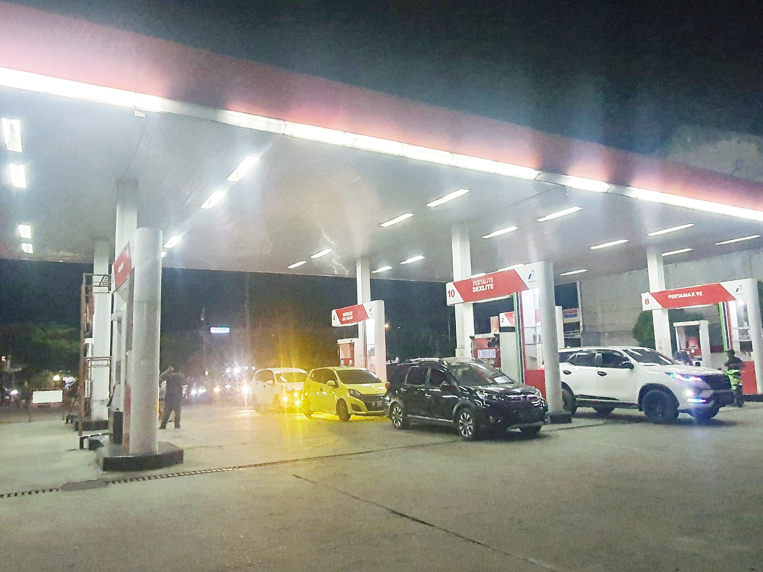 Sejumlah kendaraan saat mengisi bahan bakar minyak (BBM) di salah satu Stasiun Pengisian Bahan Bakar Umum (SPBU) di Pekanbaru belum lama ini.