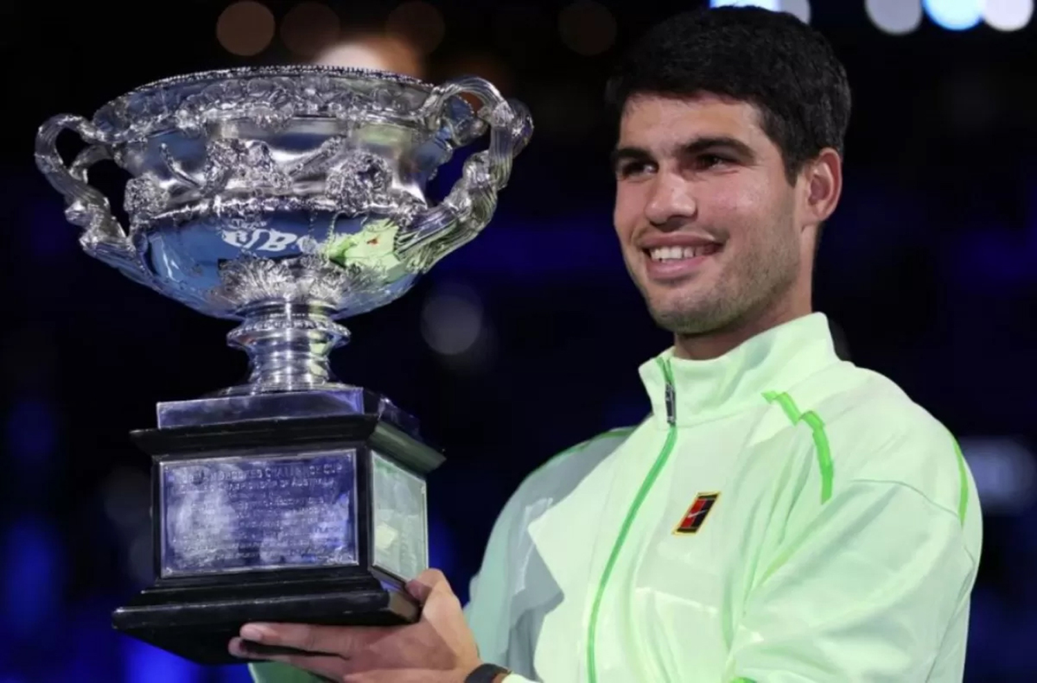 Carlos Alcaraz meraih gelar Australian Open 2026 setelah mengalahkan Novak Djokovic, Ahad (1/2/2026).