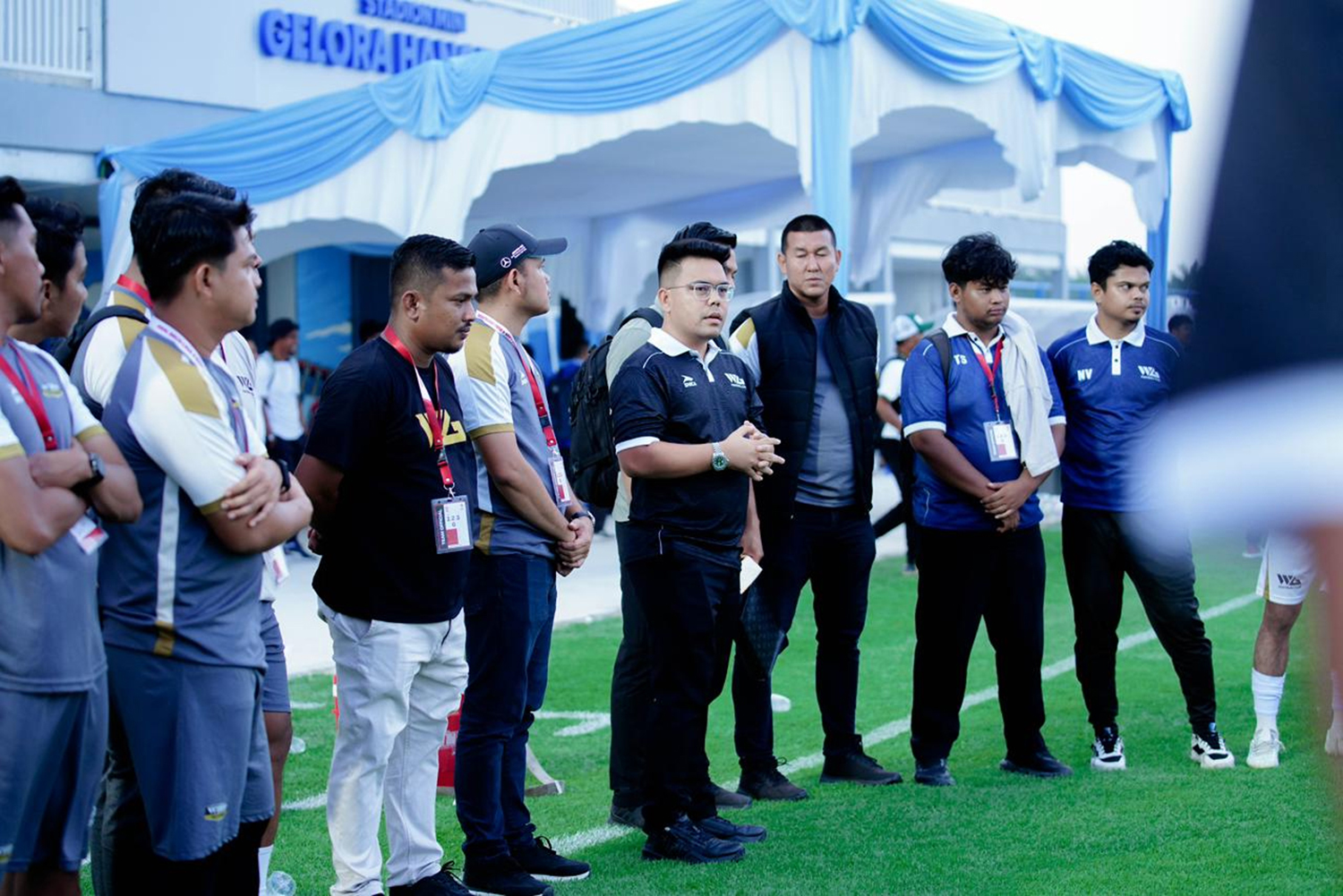 CEO WGroup FC Septri Wendi memberikan motivasi kepada pemain usai memastikan juara Grup A RS Awal Bros Liga 4 Zona Riau di Stadion Gelora Hang Tuah, Pekanbaru, Aha