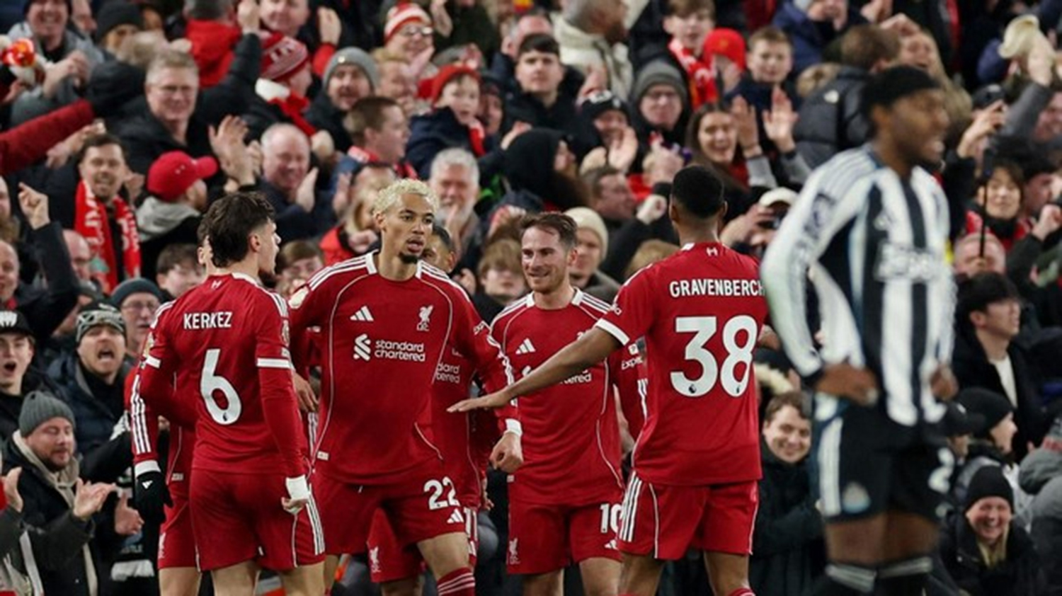 Para pemain Liverpool melakukan selebrasi usai mencetak gol ke gawang Newcastle United dalam matchweek ke-24 Premier League di Anfield, Ahad (1/2/2026).