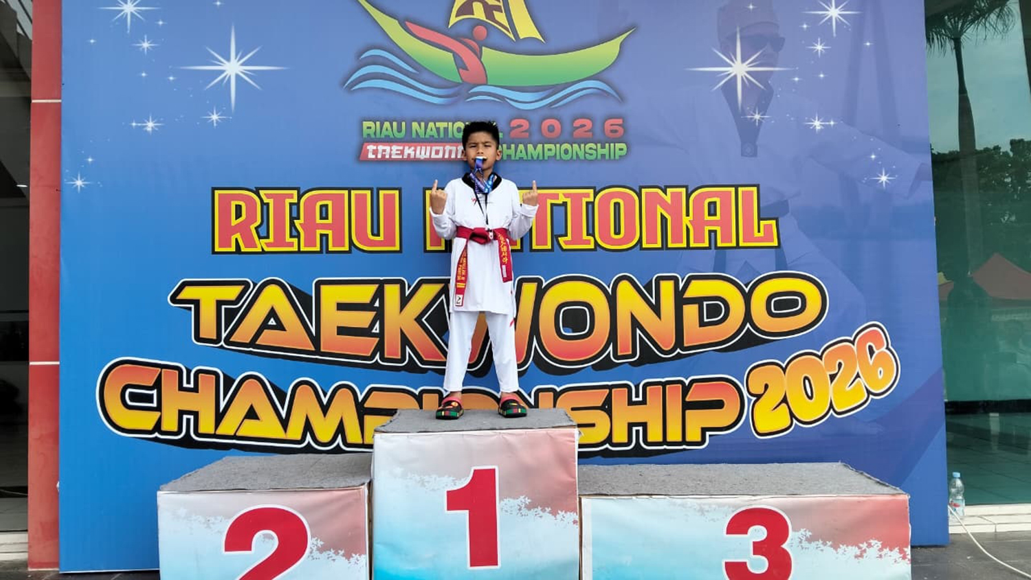 Waldan Abdillah Rafif memamerkan medali emas yang diperolehnya dalam ajang Kejuaraan Nasional Riau National Taekwondo (RNT) Championship 2026, Ahad (1/2/2026).