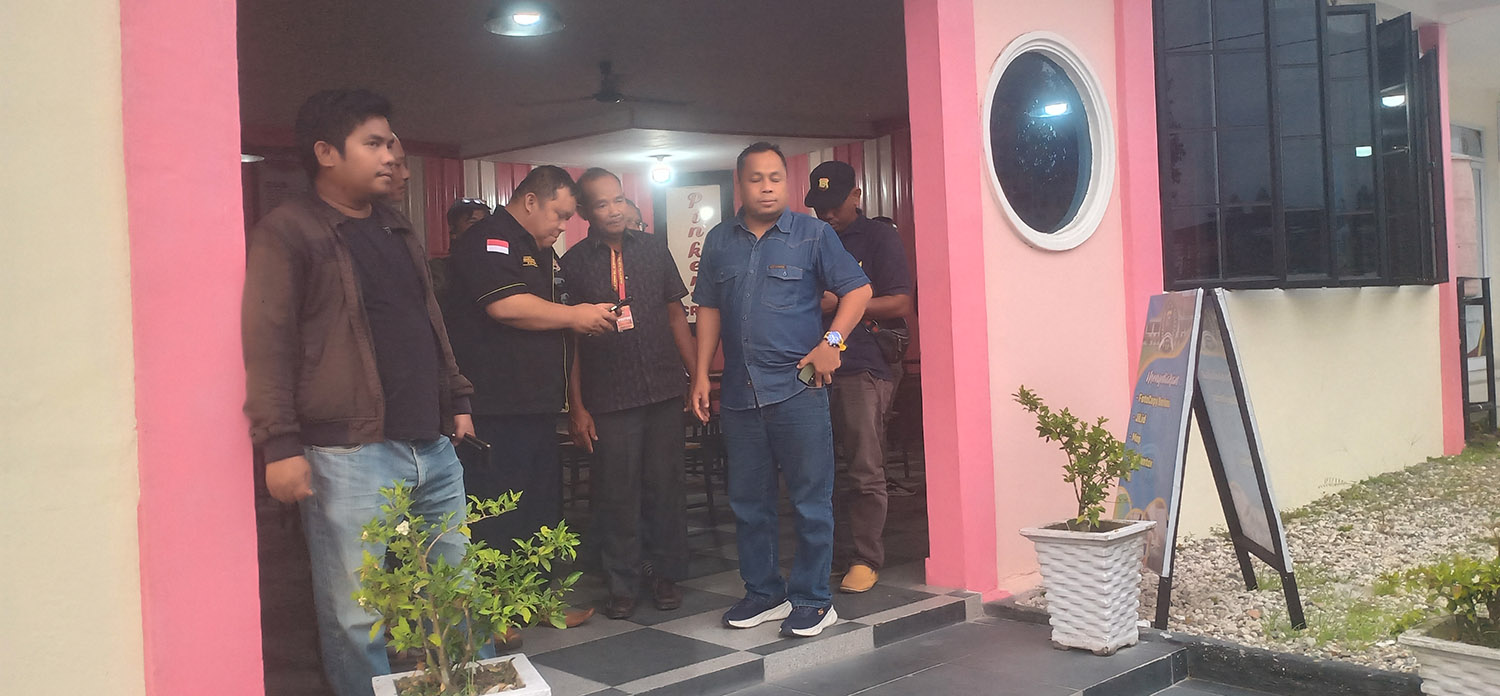 Anggota Dewan Perwakilan Rakyat Daerah Kabupaten Pelalawan berinisial S usai memenuhi panggilan penyidik Polres Pelalawan, Jumat (30/1/2026).