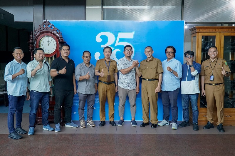 Direktur Utama Riau Pos Ahmad Dardiri (5 kanan) salam komando dengan Kadiskominfotik Riau Supriyadi saat foto bersama dengan Diskomfotik Riau dan pihak Riau Pos, Senin (2/2/2026).