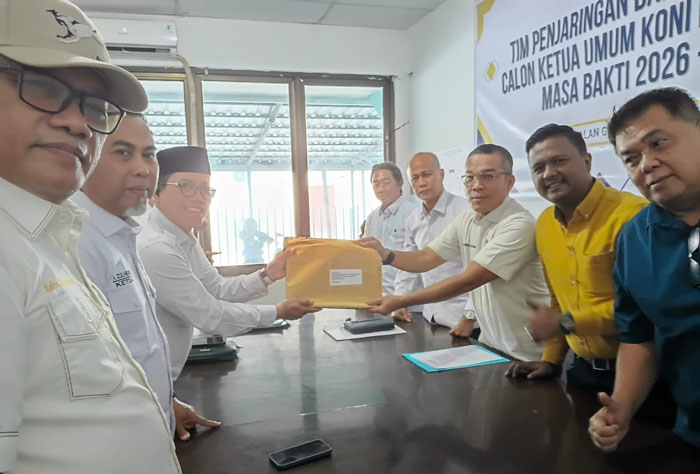 Bakal calon Ketua Umum KONI Riau periode 2026-2030 Edi Basri mengembalikan formulir dan diterima oleh Ketua Penjaringan dan Penyaringan Khairul Fahmi, Senin (2/2/2026) di Sekretariat KONI Riau.