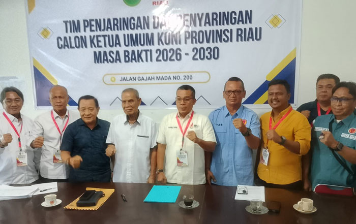 Bakal calon Ketua Umum KONI Riau skandar Hoesin beserta tim kembalikan berkas pendaftaran kepada TPP Calon Ketua di sekretariat KONI Riau, Jalan Gajah Mada Pekanbaru, Senin (2/2/2026).