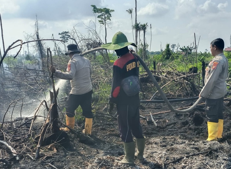 Petugas epolisian bersama tim gabungan saat memadamkan api yang diduga dibakar secara sengaja di  Kampung Senepis Kecil, Kelurahan Batu Teritip, Kecamatan Sungai Sembilan, Sabtu (31/1/2026) siang.