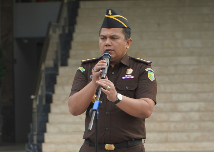 Asintel Kejati Riau Sapta Putra memberikan amanat Apel pada Senin (2/2/26) di halaman Kejati Riau.