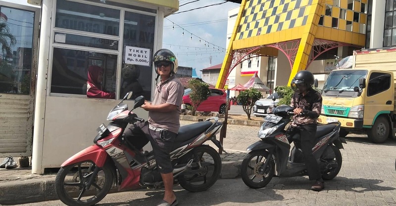 Pengunjung Pasar Modern Pasirpengaraian terlihat antri membayar retribusi  parkir yang mengacu Perda Rohul Nomor 1 tahun 2025, Ahad (1/2/2026).
