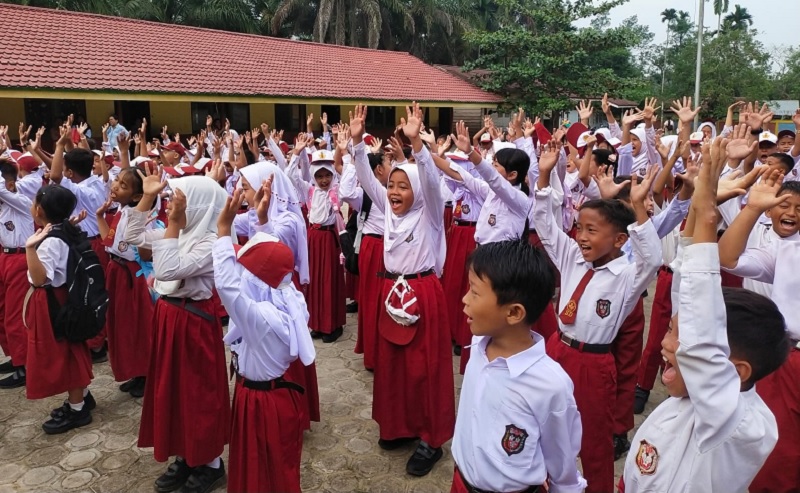 Murid salah satu SD di Kecamatan Rengat Barat saat mengikuti kegiatan sebelum mengikuti proses belajar mengajar, belum lama ini.