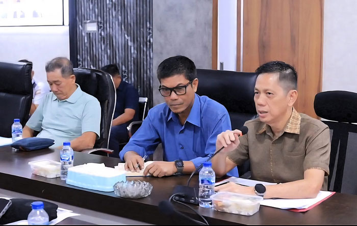 Perwakilan pengusaha pelayaran PT Pelnas Lestari Indomabahari Ayong alias Jais ketika mengikuti RDP polemik rencana penyesuaian tarif tiket penumpang kapal ferry di Ruang Rapat DPRD, Senin (2/2/2026).