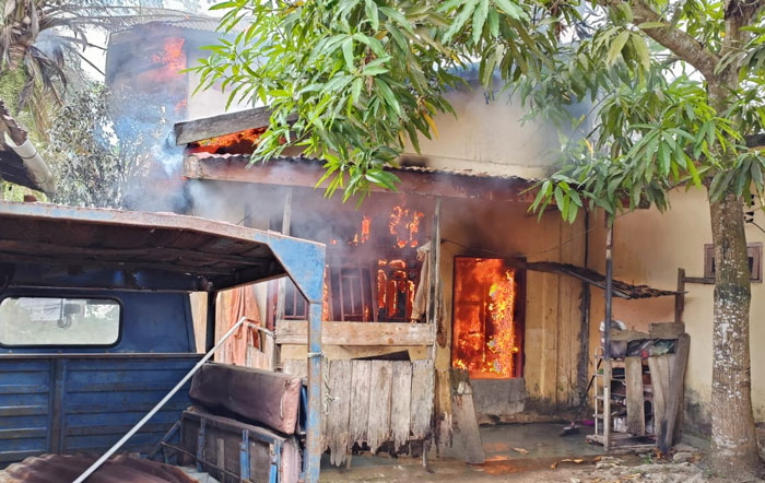 Satu unit rumah warga di Jalan Griliya, Tembilahan Hulu, Inhil habis terbakar, Senin (2/2/2026).