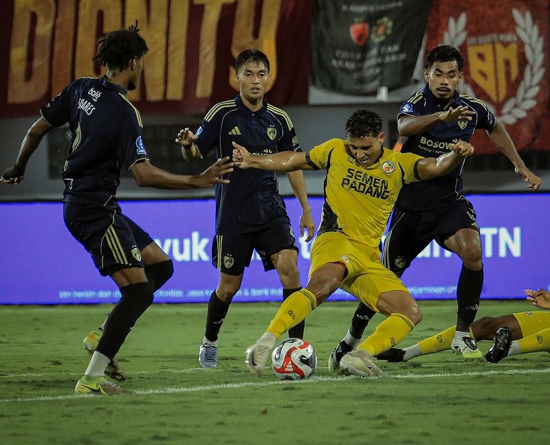 Pemain Semen Padang FC (kuning) dikepung pemain PSM Makassar dalam laga yang berakhir imbang 0-0 pada pekan ke-19 BRI Super League di Stadion BJ Habibie, Parepare, Senin (2/2/2026).