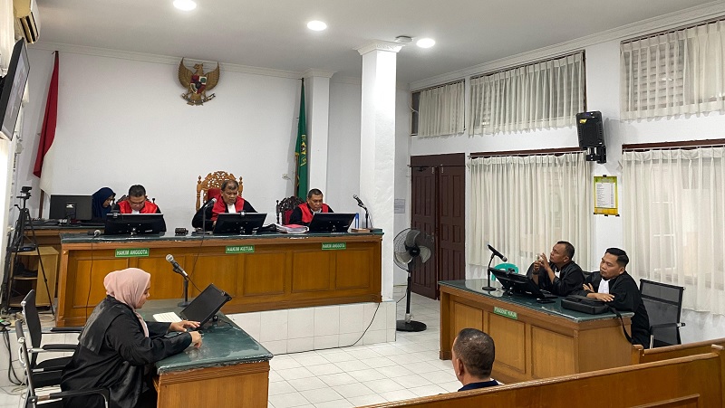 Terdakwa Asri Auzar menghadapi sidang vonis perkara penggelapan di PN Pekanbaru, Senin (2/2/2026). Ia divonis 10 bulan penjara.