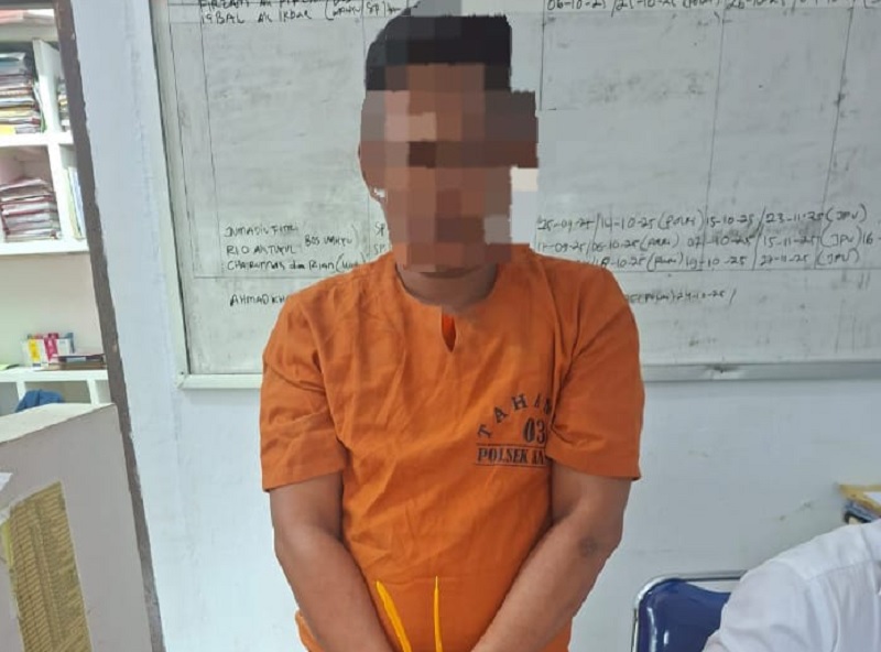 Jajaran Polres Kampar membekuk FE yang diduga pengedar narkoba di Dusun Penyasawan Selatan, Desa Penyasawan, Kecamatan Kampar,  Ahad (1/2/2026).