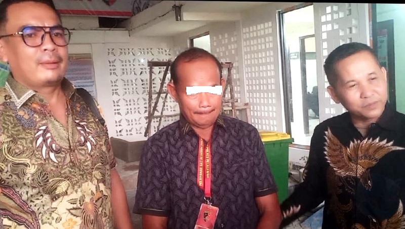 Tersangka dugaan pemalsuan ijazah palsu, SU memenuhi panggilan penyidik Satreskrim Polres Pelalawan didampingi tim pengacaranya dari kantor advokat dan Penasihat Hukum Tatang Suprayoga dan Rekan.