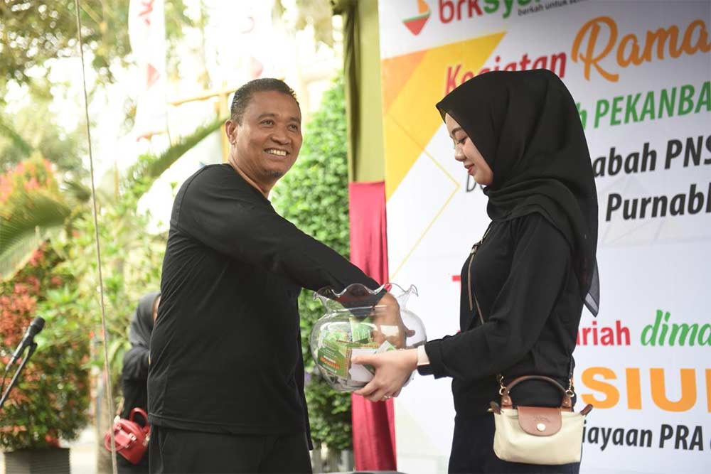 Wakil Wali Kota Pekanbaru, Markarius Anwar mengambil undian doorprize pada kegiatan ramah tamah BRK Syariah bersama nasabah PNS pra pensiun dan purna bhakti, Minggu (01/02/26).