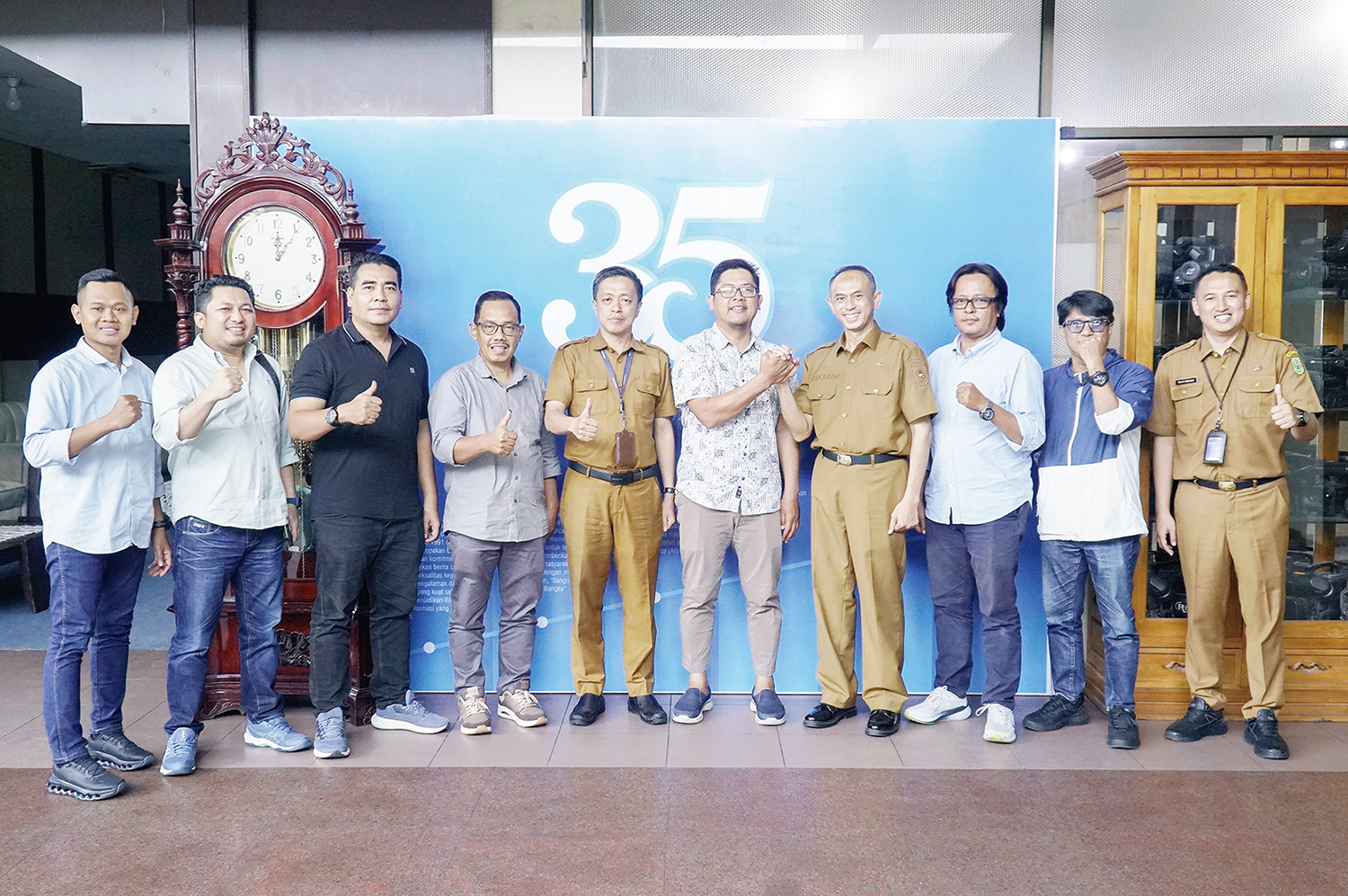 Direktur Utama Riau Pos Ahmad Dardiri (Lima Kanan) salam komando dengan Kadiskominfotik Riau Supriyadi, turut serta dalam foto bersama Kabid IKP Eriadi Fahmi (Lima Kiri) dan Kasub Multimedia dan Dokumentasi Rizan (Kanan), Direktur Riau Pos Asmawi Ibrahim,