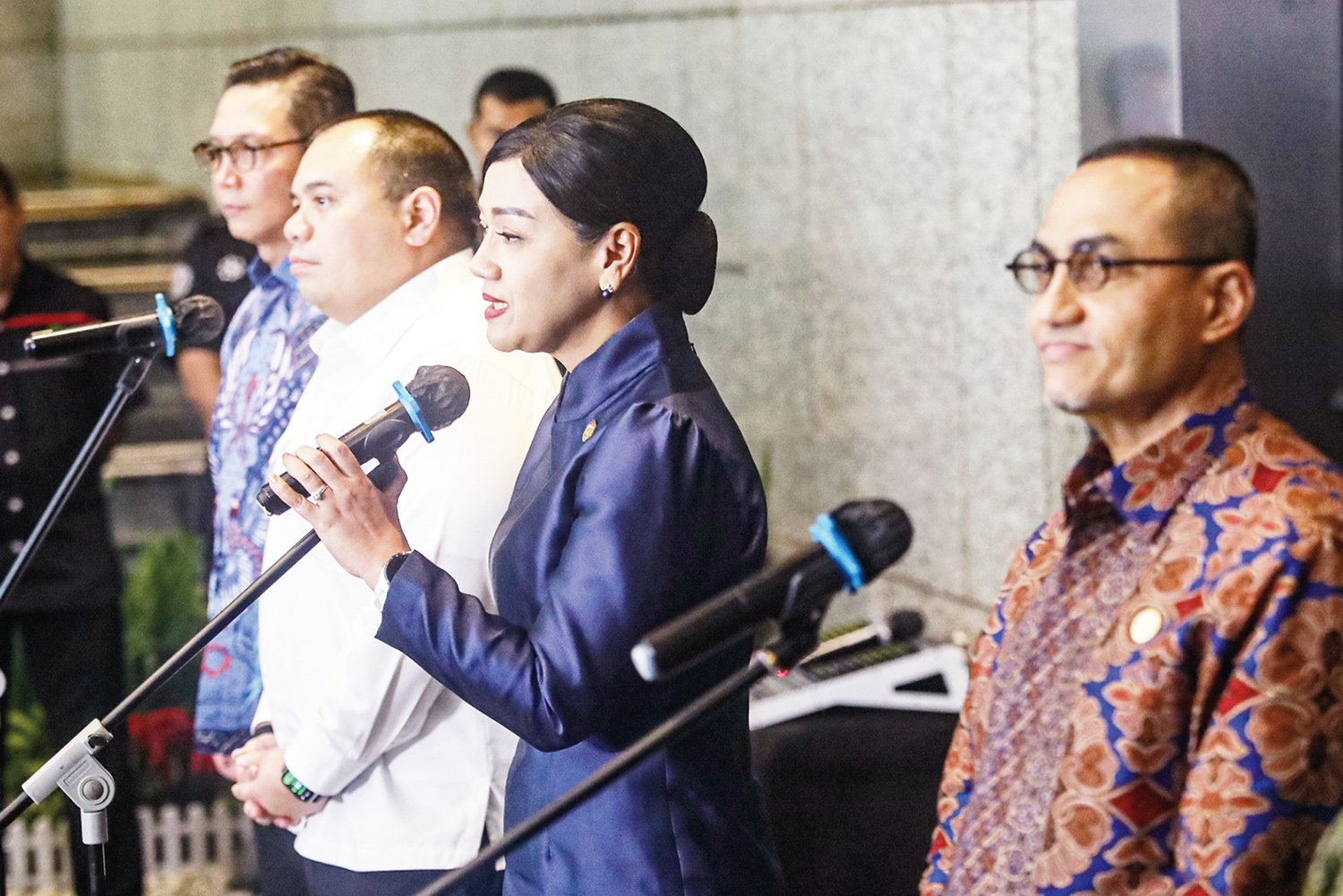 Pejabat Sementara Ketua Dewan Komisioner OJK Frederica Widyasari Dewi (kedua kanan), Direktur Bursa Efek Indonesia Jeffrey Hendrik (dari kiri), Chief Investment Officer (CIO) BPI Danantara Pandu Patria, Pejabat Sementara Kepala Eksekutif Pengawas Pasar Mo