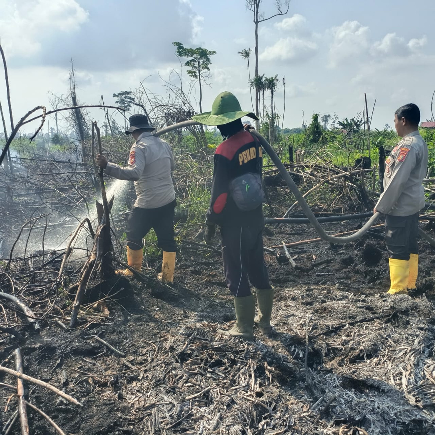 Personel tim gabungan saat memadamkan api  yang membakar lahan di  Kampung Senepis Kecil, Kelurahan Batu Teritip, Kecamatan Sungai Sembilan, Dumai, Sabtu (31/1/2026).