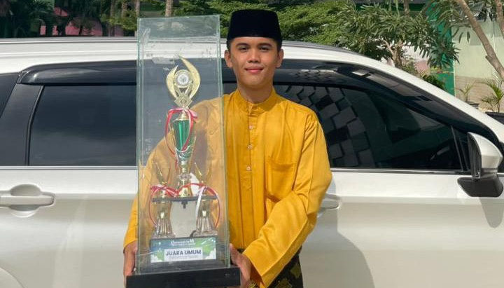 Muhammad Gibran Hakim pamerkan Piala Juara Umum dalam kompetisi tingkat Provinsi Riau belum lama ini.