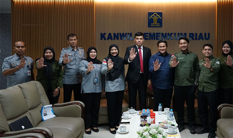 Kepala Kanwil Kemenkum Riau Rudy Hendra Pakpahan foto bersama LBH PSHI, Selasa (3/2/2026).