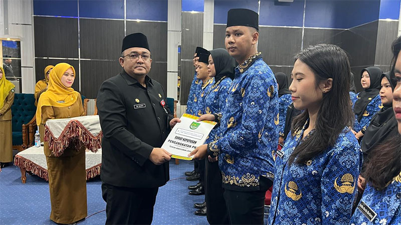 Sekda Rohul Muhammad Zaki SSTP MSi menyerahkan secara simbolis 59 SK PNS di lingkungan Pemkab di ruang rapat lantai 3 Kantor Bupati Rohul, Selasa (3/2/2026).