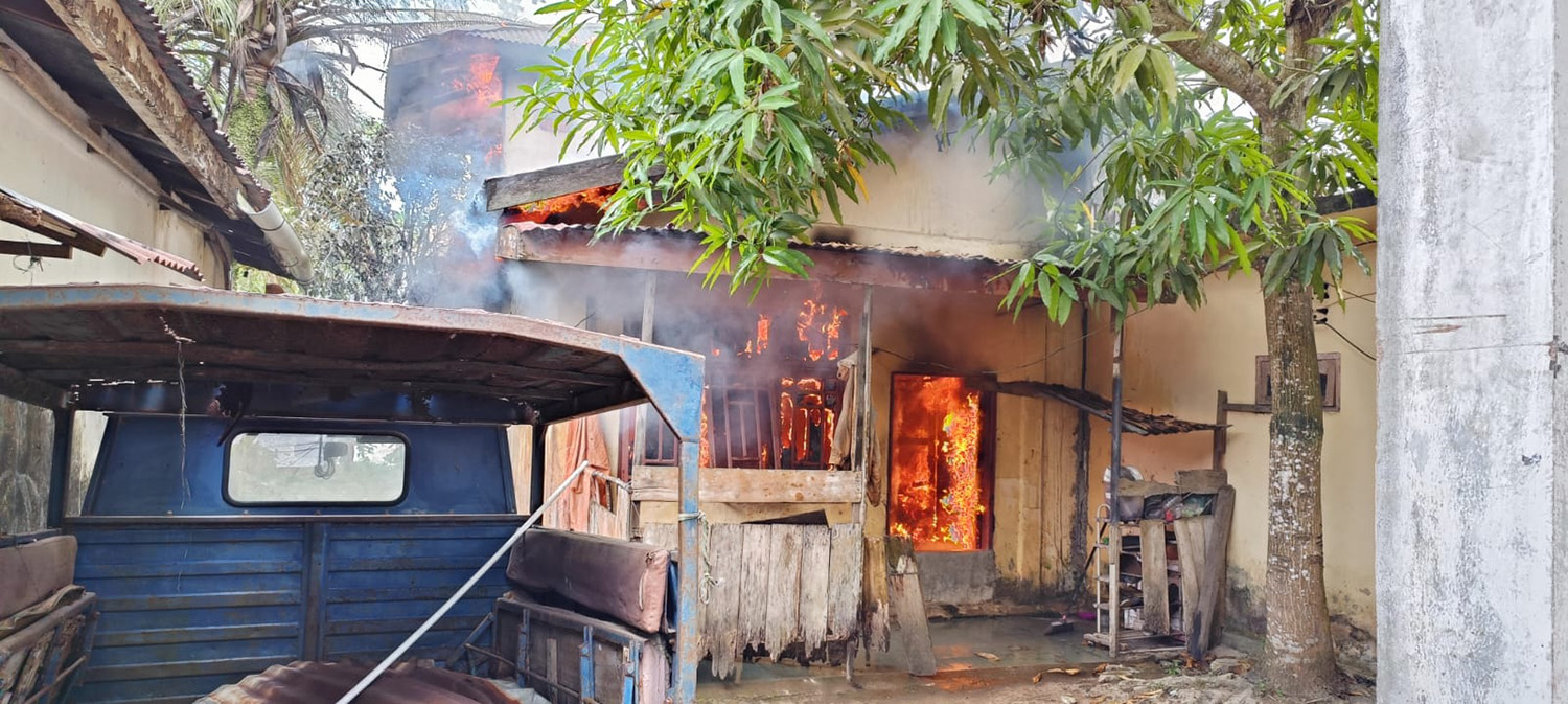 TEMBILAHAN (RP) - Satu unit rumah warga di Jalan