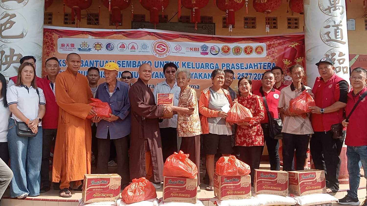 Ketua Harian IKTS Nata Hedy Nyo SE MH (dua kanan) didampingi Binmas Buddha Kemenag Kepulauan Meranti Metawati (lima kanan) bersama para biksu dan perwakilan yang tergabung dalam PBBI fot