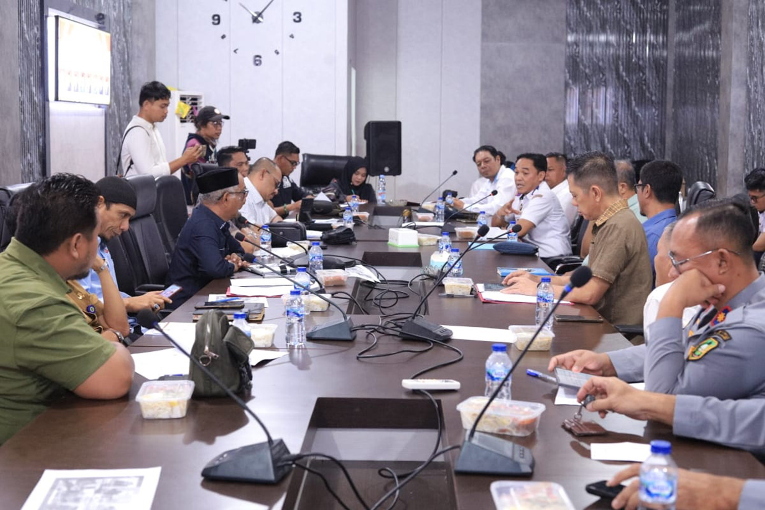 Suasana Rapat Dengar Pendapat antara Komisi II DPRD Kepulauan Meranti dengan Pemkab dan pengusaha pelayaran terkait rencana penyesuaian tarif tiket penumpang kapal ferry,