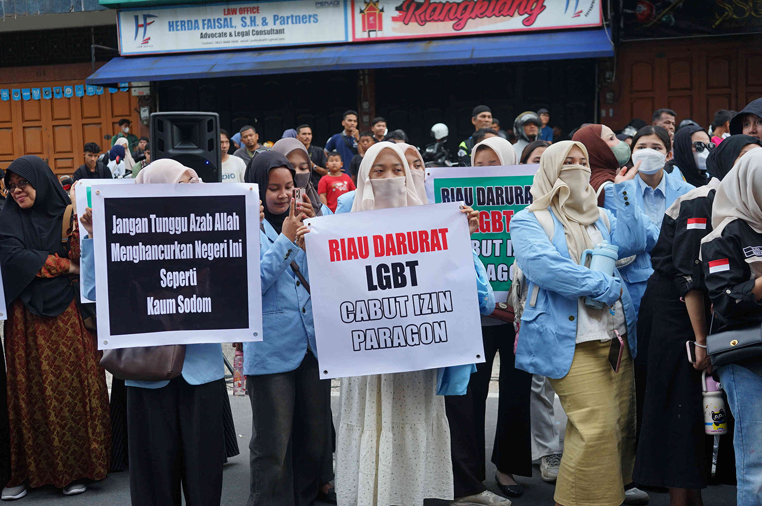 Sejumlah masyarakat melakukan aksi unjuk rasa didepan New Paragon Jalan Sultan Syarif Kasim Pekanbaru, Senin (2/2/2026). ft : EVAN GUNANZAR/RIAU POS
