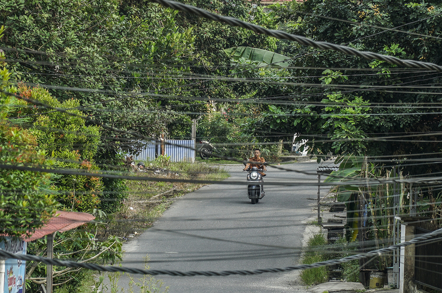 Jaringan Kabel Fiber Optik yang semraut dan belum ditertibkan di Jalan Alamanda Ujung, Kelurahan Perhentian Marpoyan, Kecamatan Marpoyan Damai, Pekanbaru, Ahad (25/1/2026) ft: MHD AKHWAN/RIAUPOS