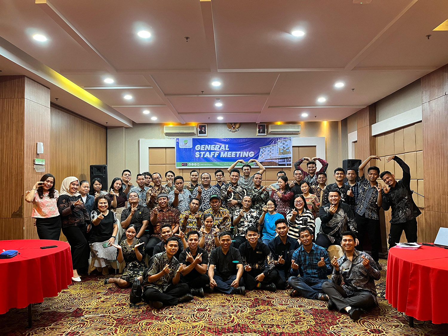 Foto bersama: Seluruh manajemen Angkasa Garden Pekanbaru foto bersama saat kegiatan General Staff Meeting, belum lama ini.