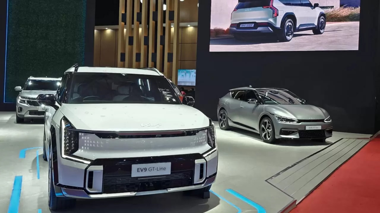 Ilustrasi mobil produk KIA EV-6 GT Line dan EV-9 GT Line.  Dalam Indonesia International Motor Show (IIMS) 2026 nanti KIA akan memberikan kejutan baru dengan menampilkan tiga mobil baru produknya.