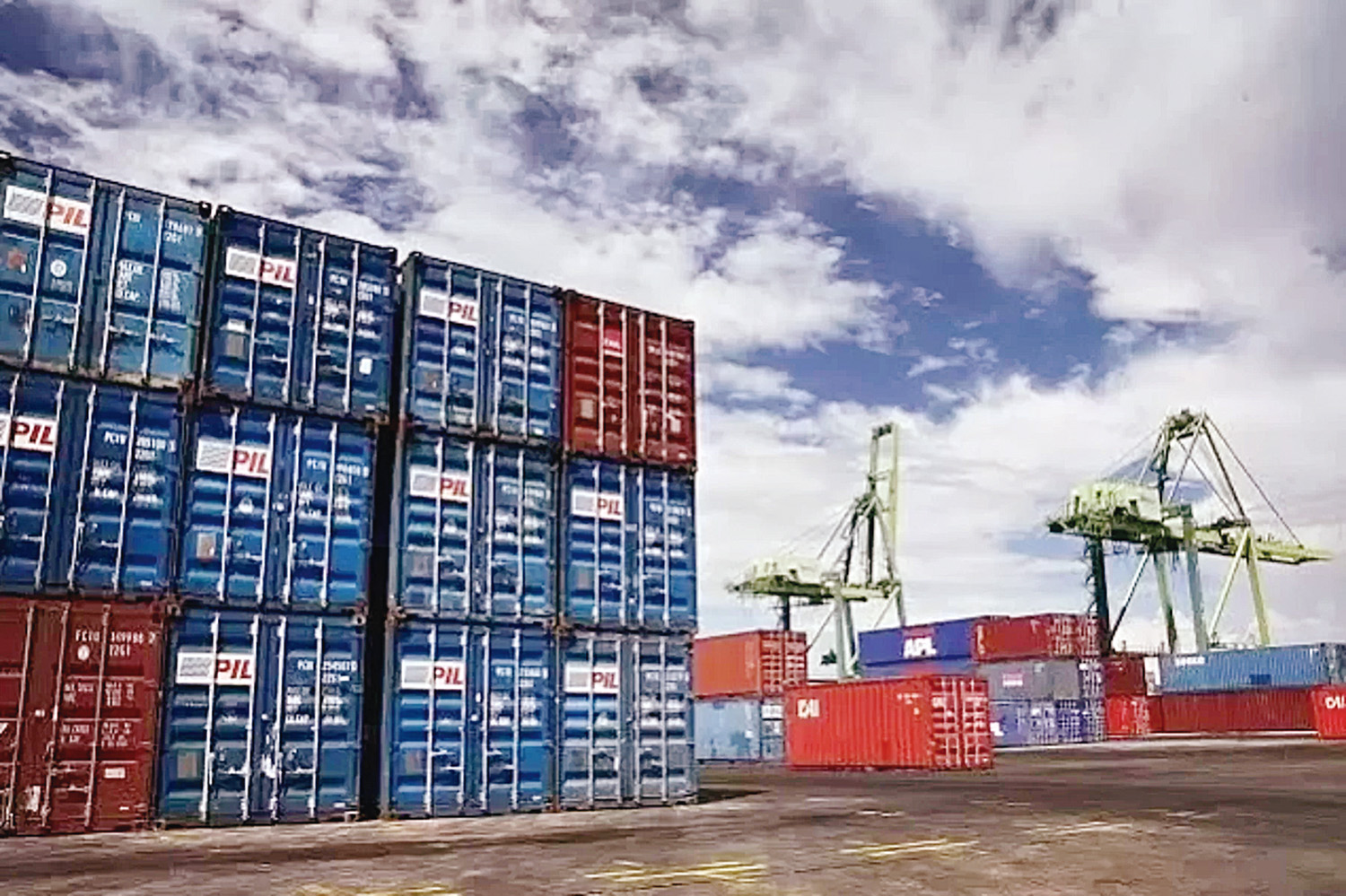 Aktivitas di salah satu pelabuhan peti kemas di Indonesia belum lama ini. BPS mencatat neraca perdagangan Indonesia pada 2025 lalu surplus  41,05 miliar dolar AS.