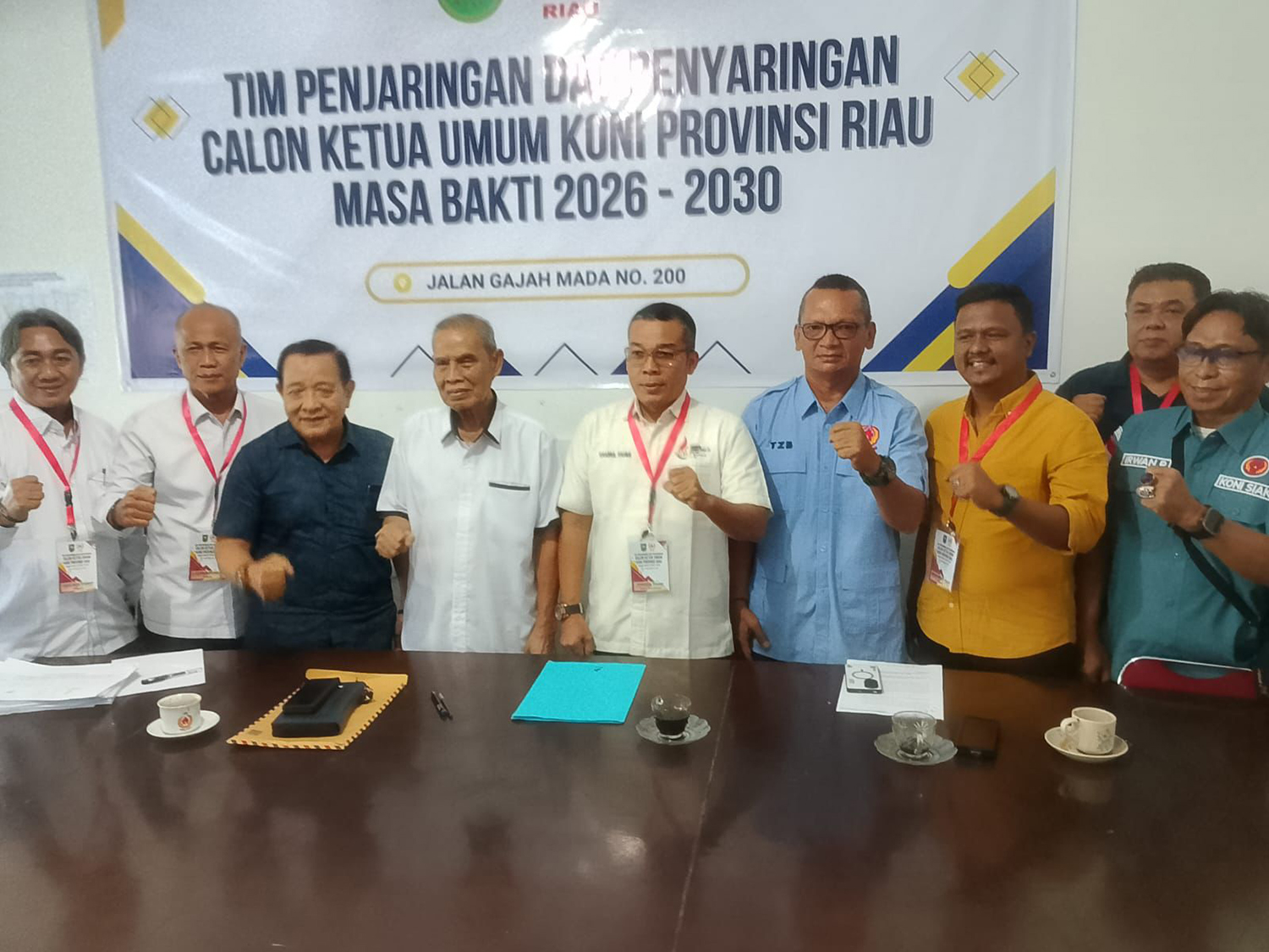 Bakal calon (bacalon) Ketua Umum KONI Riau Iskandar Hoesin beserta tim menyerahkan berkas pendaftaran bakal calon Ketua Umum KONI Riau Periode 2026-2030.
