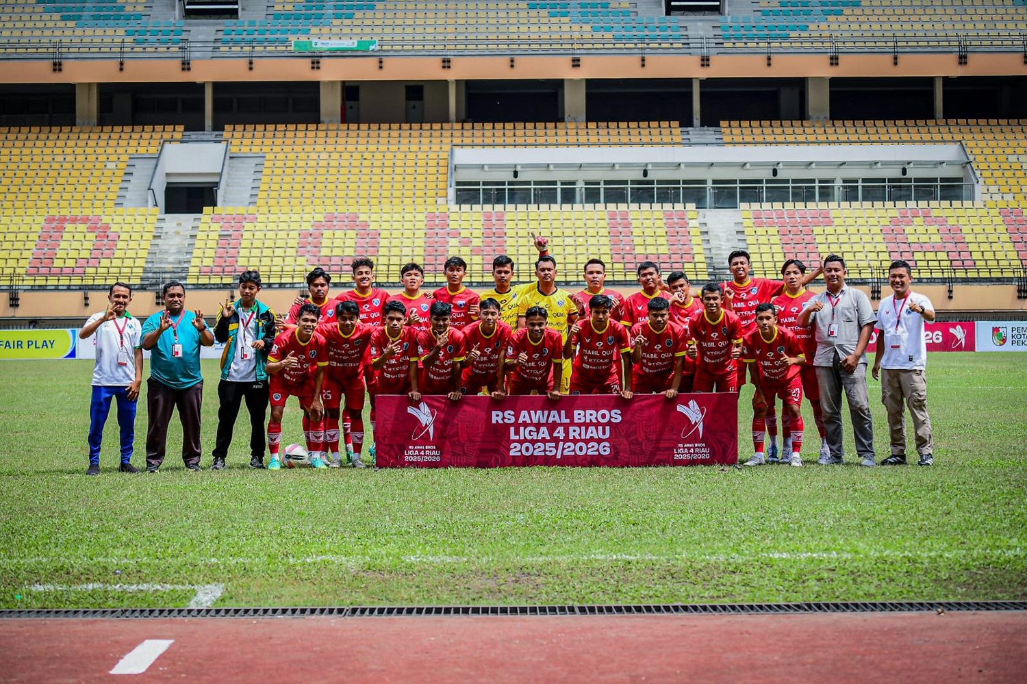 Pemain, pelatih, dan ofisial Nabil FC RS Awal Bros Liga 4 Riau 2025/2026 foto bersama sebelum bertanding di Stadion Utama Riau, baru-baru ini.
