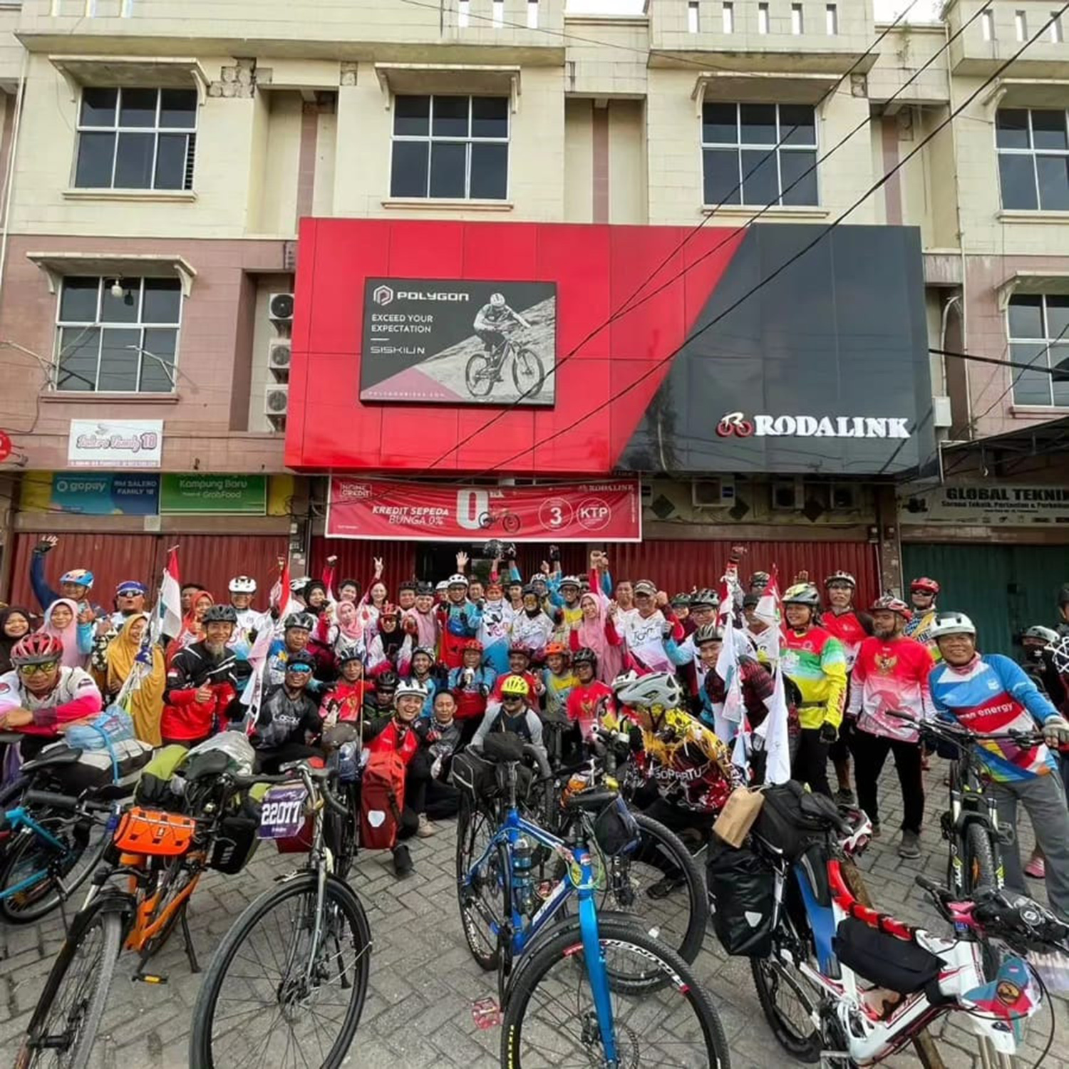 Anggota Tampan Gowes Community foto bersama saat melakukan gowes, beberapa waktu lalu.