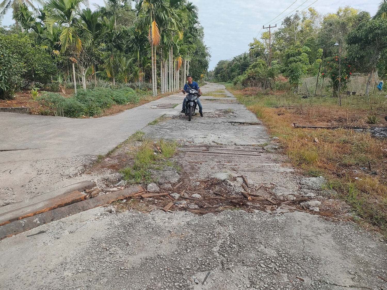Kondisi salah satu ruas jalan di Pulau Rangsang, Kepulauan Meranti yang rusak berat sehingga sulit dilalui, terutama saat musim hujan. Foto diambil Senin (2/2/2026).