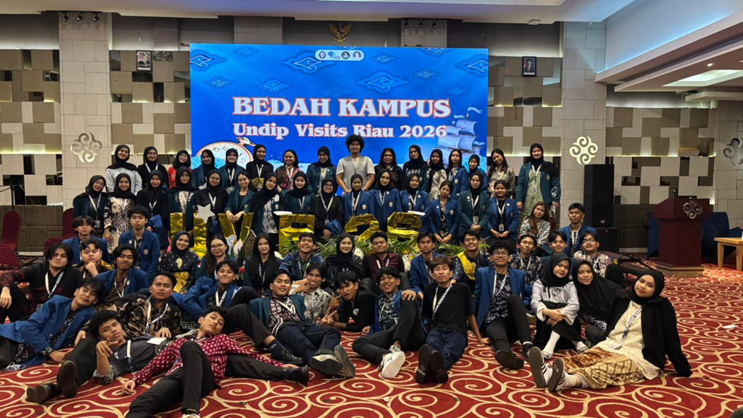 Panitia Undip Visits Riau 2026 foto bersama usai acara puncak Bedah Kampus di Ballroom Hotel Tjokro Pekanbaru, Sabtu (24/1/2026).