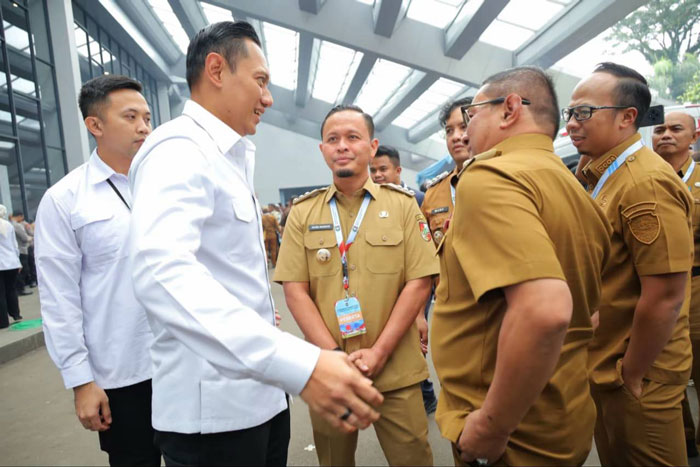 Wako Pekanbaru Agung Nugroho bersama beberapa kepala daerah lainnya berdiskusi dengan Menko Bidang Infrastruktur dan Pembangunan Kewilayahan Agus Harimurti Yudhoyono di sela Rakornas 2026, Sentul.