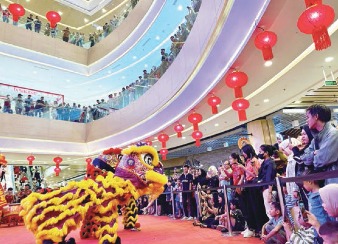 Penampilan tarian barongsai menghibur pengunjung Mal Living World Pekanbaru dalam rangkaian acara Oriental Gala menyambut Tahun Baru Imlek 2026, baru-baru ini.