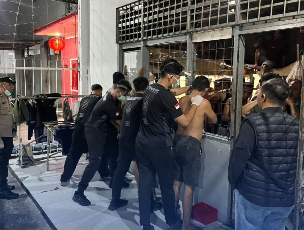 Petugas lapas dan APH memeriksa para napi dalam razia gabungan untuk mencegah peredaran narkoba dan kejahatan lain di Lapas Bengkalis, Senin (2/2/2026) malam.