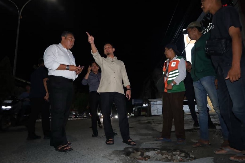 Wako Agung Nugroho didampingi Pj Sekdako Ingot Ahmad Hutasuhut dan beberapa kepala OPD jajaran Pemko Pekanbaru saat turun ke Jalan Sudirman dan memberikan arahan terkait penataan jalan protokol.
