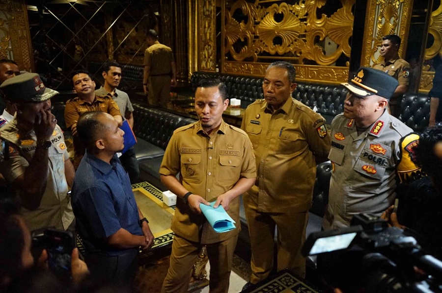 Wako Pekanbaru Agung Nugroho memimpin langsung penyegelan New Paragon KTV, Selasa (3/2/2026) sore pascaviral video diduga pesta waria di sana.
