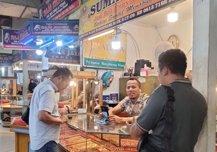 Penjualan emas di Mall Off Bangkinang lesu karena harga emas terus turun, Selasa (2/2/2026).