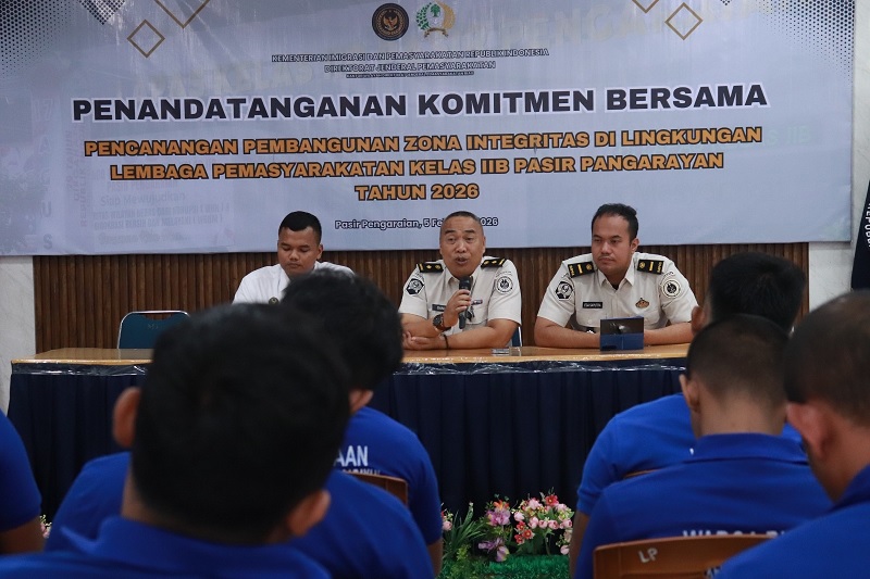 Kasi Binadik Lapas Pasirpengaraian Sunu Istiqomah Danu (tengah) memberikan arahan kepada warga binaan dalam sosialiasi program pendidikan Kesetaraan paket A, B dan C di aula Lapas, Selasa (3/2/2026).