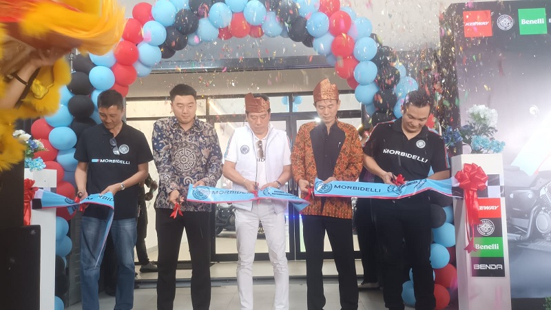 Jajaran direksi Morbidelli Indonesia, direksi hingga chairman Agung Jaya Motornusantara memotong pita Grand Opening dealer resmi Morbidelli Riau di Kota Pekanbaru pada Selasa (3/2/2026).