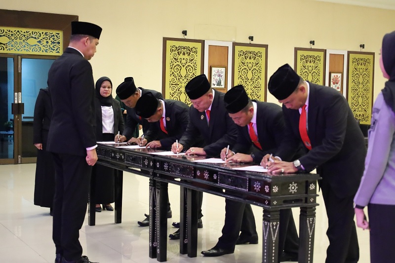 Kepala Kanwil Kemenkum Riau Rudy Hendra Pakpahan menyaksikan penandatangan berita acara pelantikan lima PPNS pada Selasa (3/2/2026).
